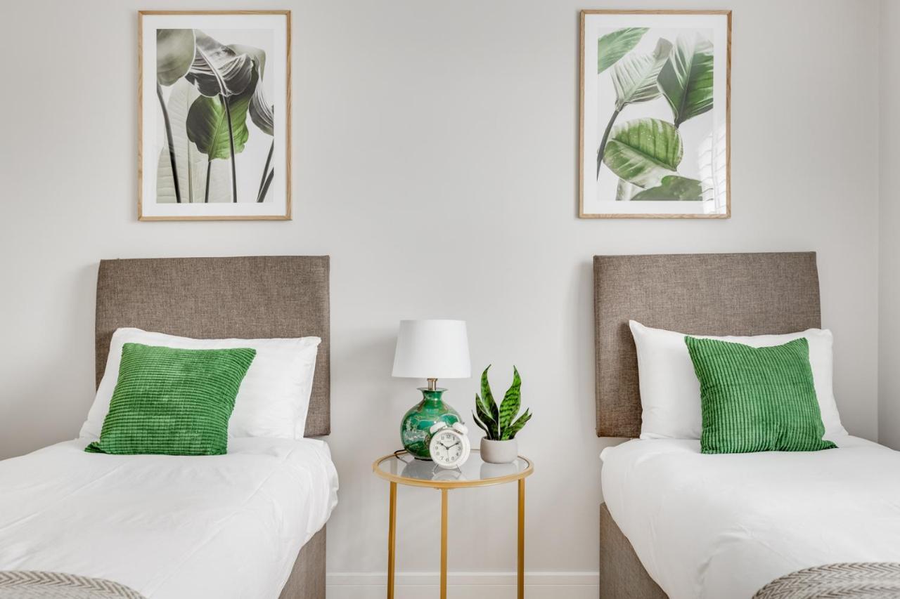Staines-upon-Thames Executive 2 Bedroom Apt City Centre Free Pkg , Wifi By Tent Serviced Apartments מראה חיצוני תמונה