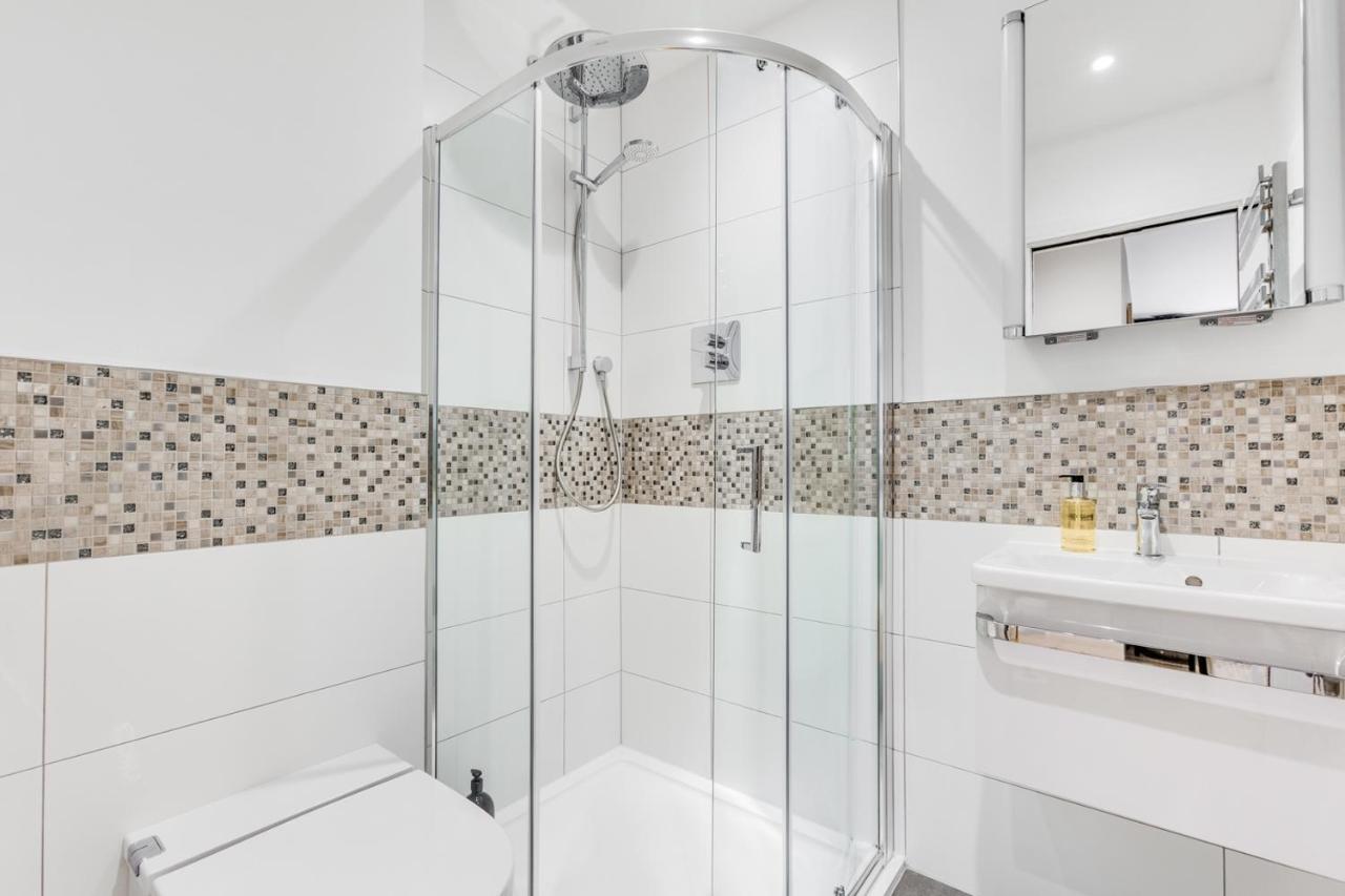 Staines-upon-Thames Executive 2 Bedroom Apt City Centre Free Pkg , Wifi By Tent Serviced Apartments מראה חיצוני תמונה